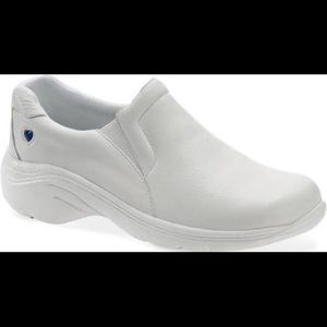 Nurse Mates white leather size 6 nursing shoes